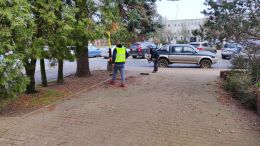 zamiatanie i grabienie liści z chodników przy pomniku kombatantów RP